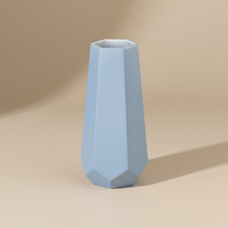 Vase en verre bleu origami