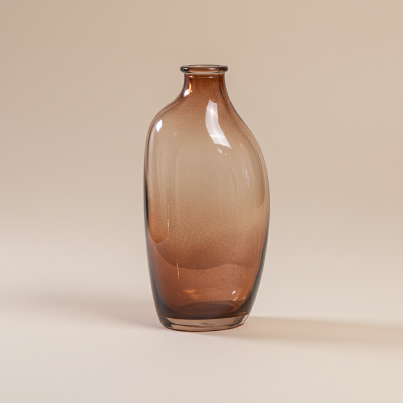 Vase en verre transparent stylisé marron