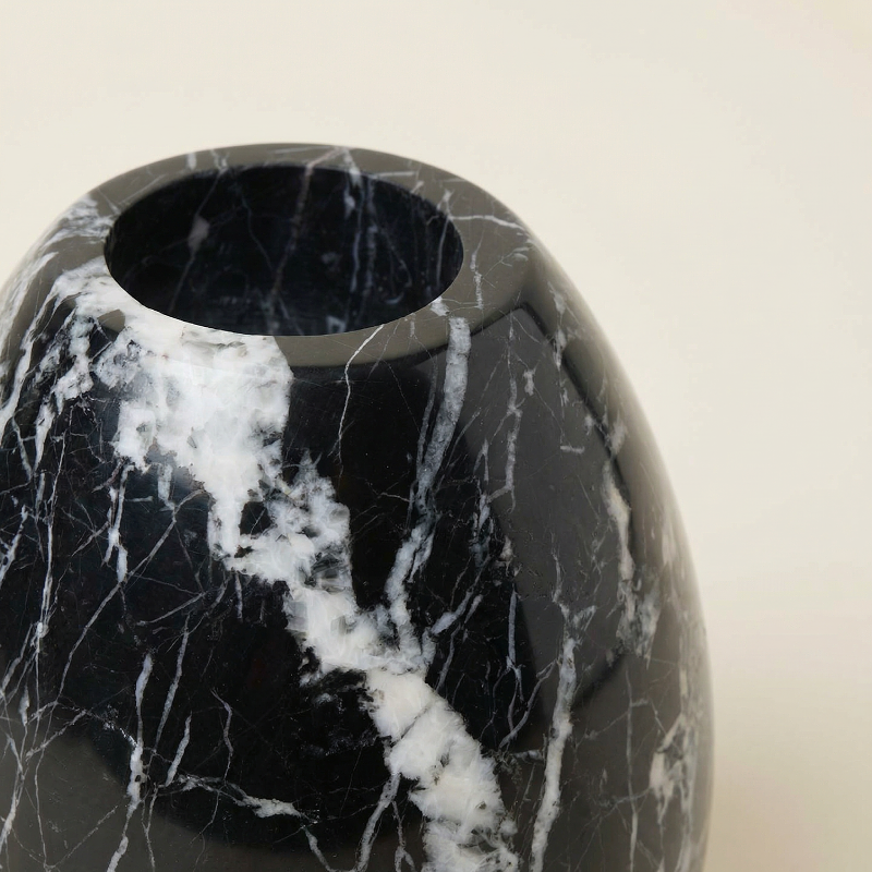 Vase marbre noir design scandinave détail