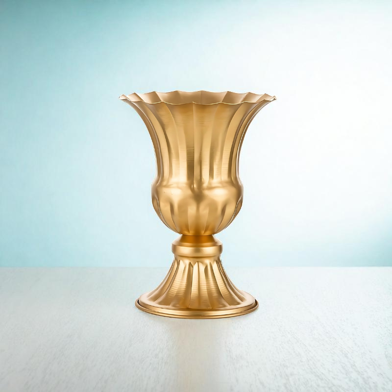 Vase métal pastorale dorée taille M