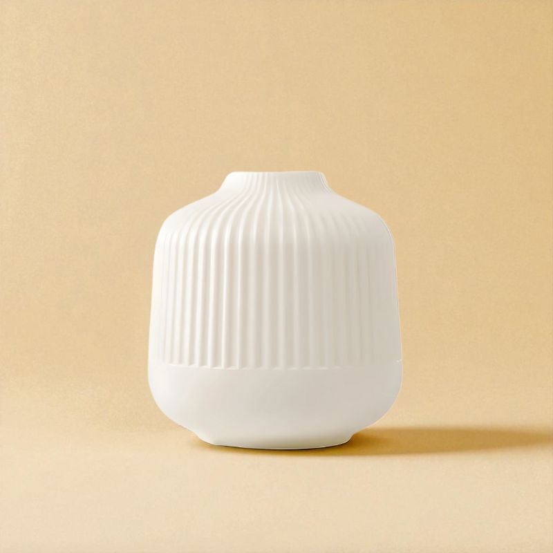 Vase strié conique blanc