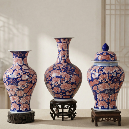 Vases en porcelaine bleu profond et motifs floraux rouges – Élégance asiatique raffinée L'UNIVERS DU VASE