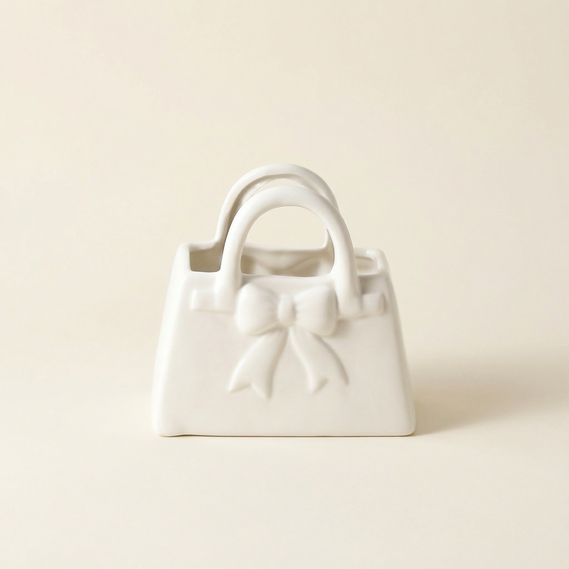 Vase céramique blanc forme sac a main décor nœud