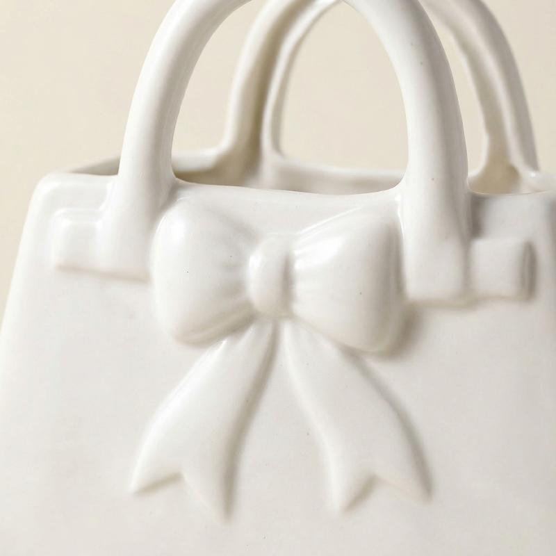 Vase céramique blanc forme sac a main décor nœud détails