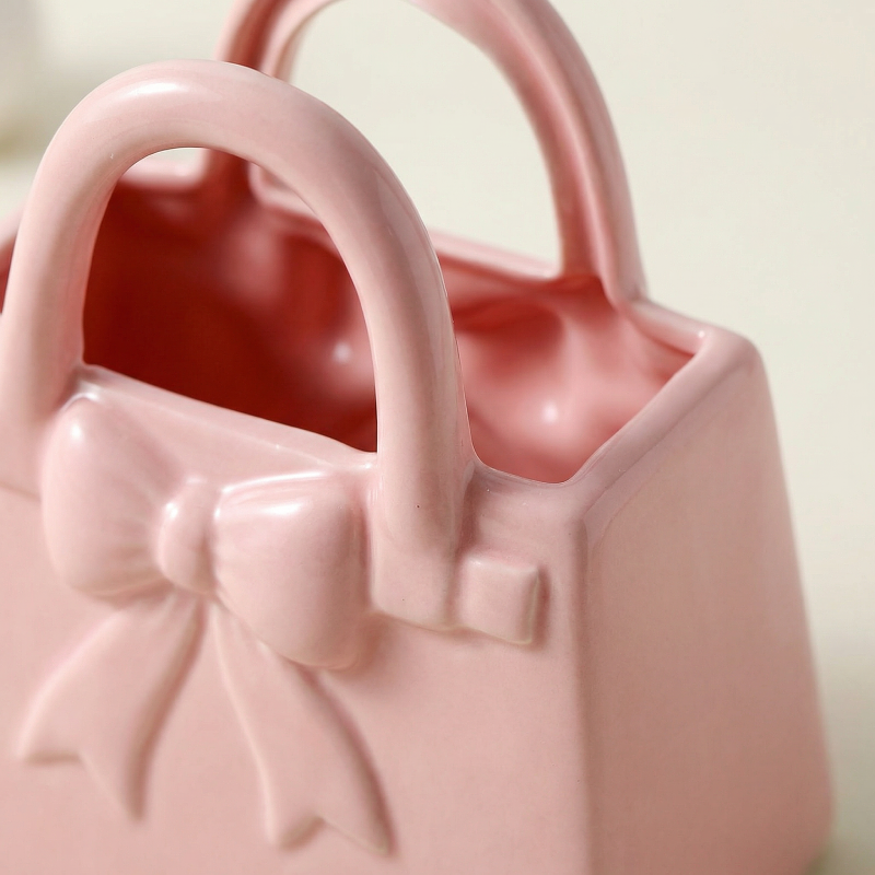 Vase céramique rose forme sac a main décor nœud détails