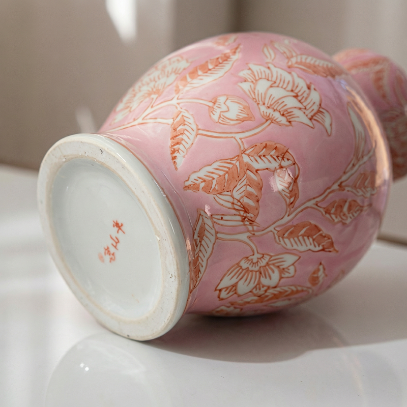 Vase céramique rose motif floral détail bas