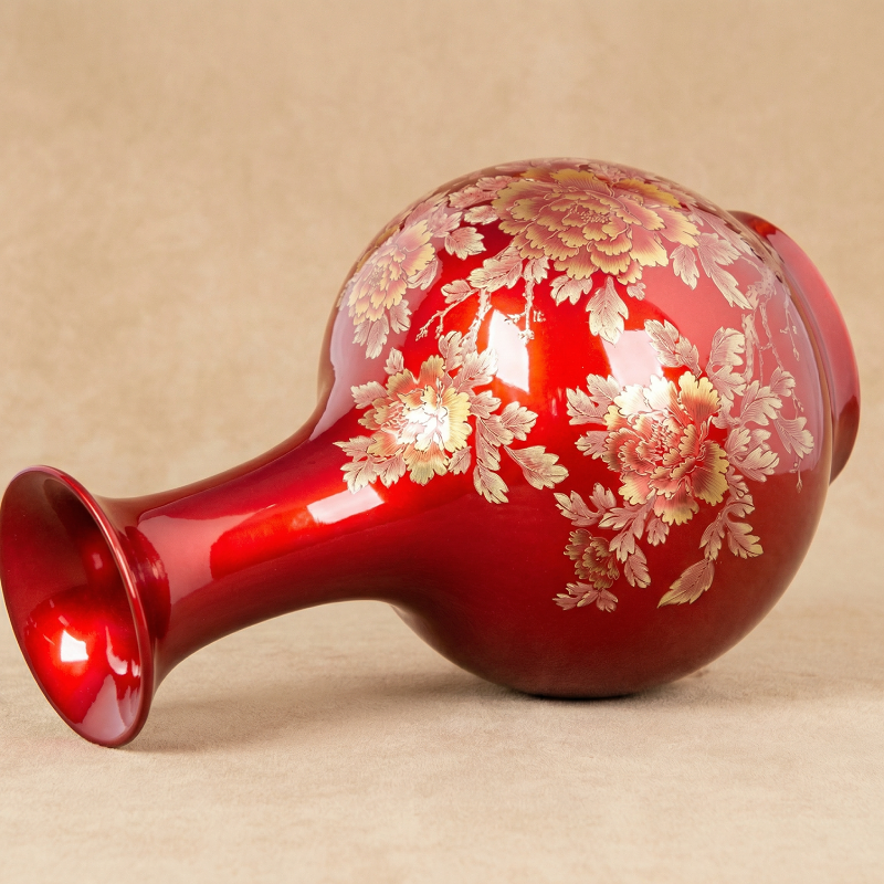 Vase céramique rouge motifs floraux doré détail