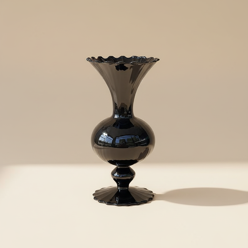Vase en verre noir géométrique
