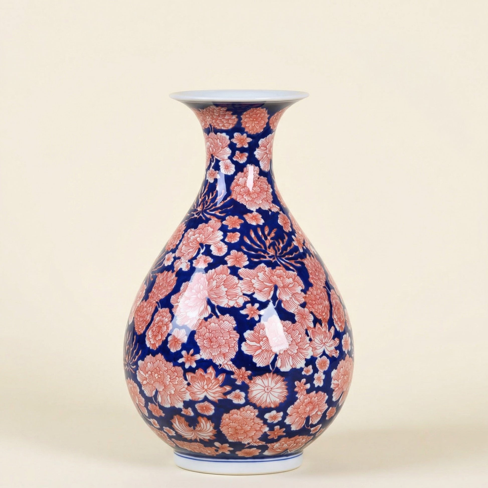 Vases en porcelaine bleu profond et motifs floraux rouges – Élégance asiatique raffinée L'UNIVERS DU VASE