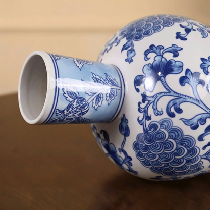 Vase porcelaine bleu et blanc motifs élégants détail haut