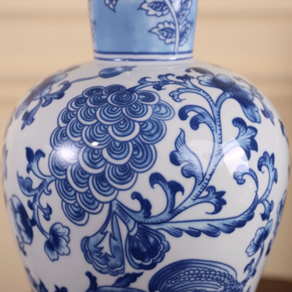 Vase porcelaine bleu et blanc motifs élégants détail motifs