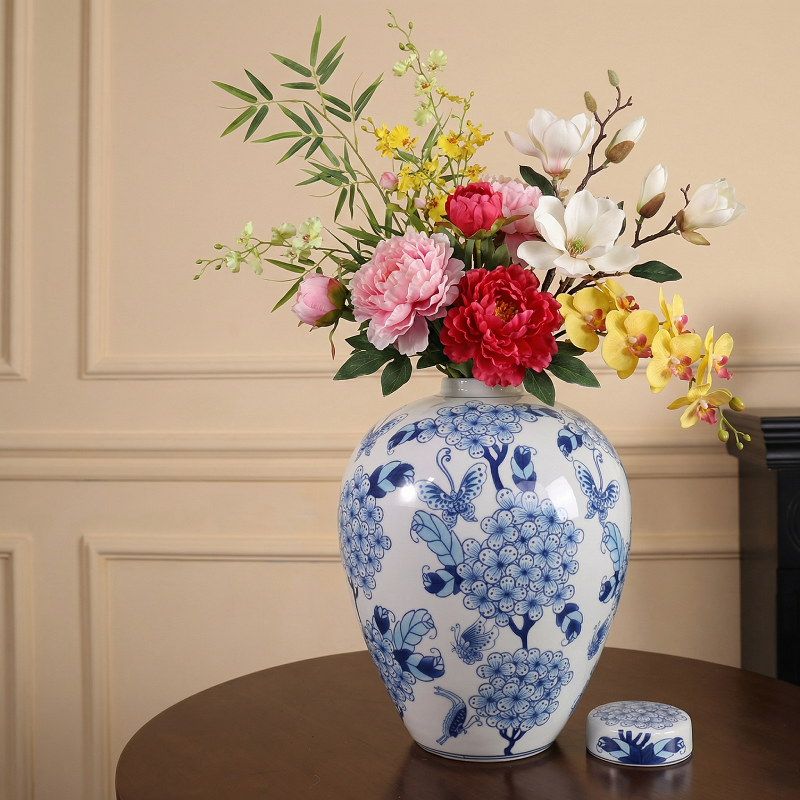 Vase porcelaine bleu et blanc motifs élégants modèle A lifestyle