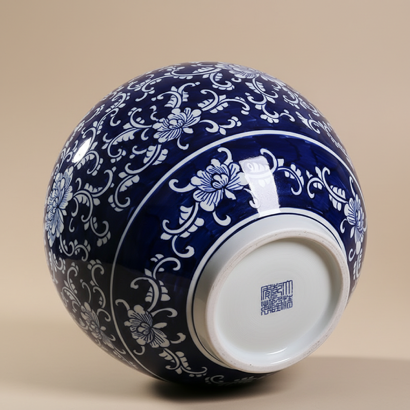 Vase porcelaine bleu motifs floraux arabesques détail bas