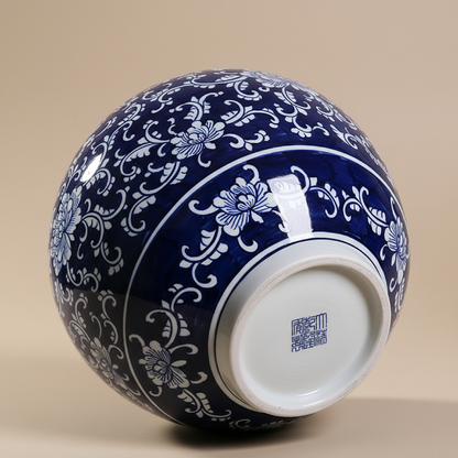 Vase porcelaine bleu motifs floraux arabesques détail bas