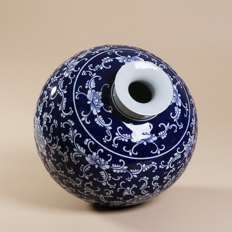 Vase porcelaine bleu motifs floraux arabesques détail haut