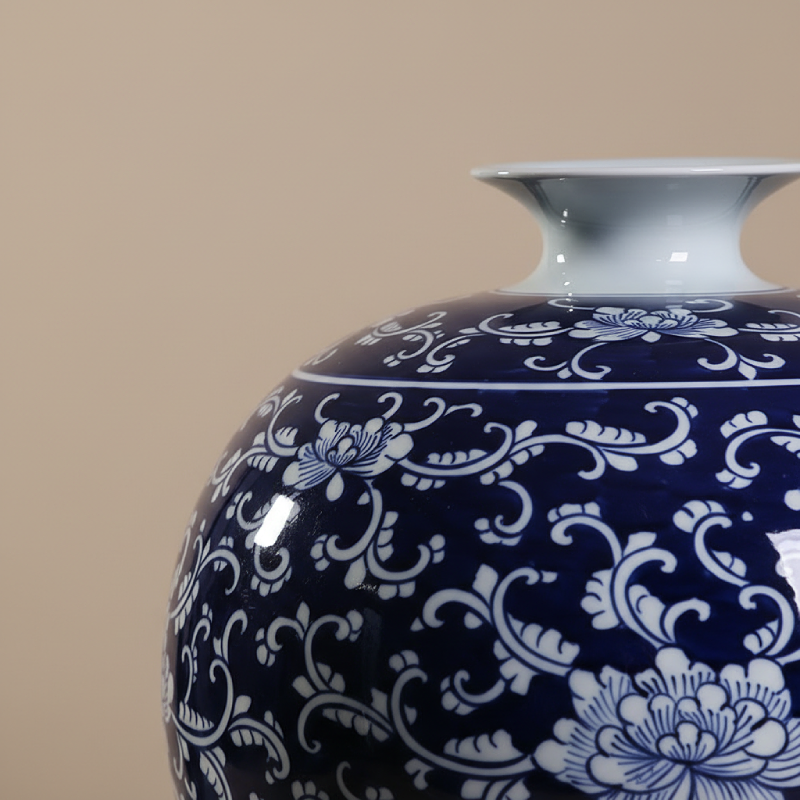 Vase porcelaine bleu motifs floraux arabesques détail motifs