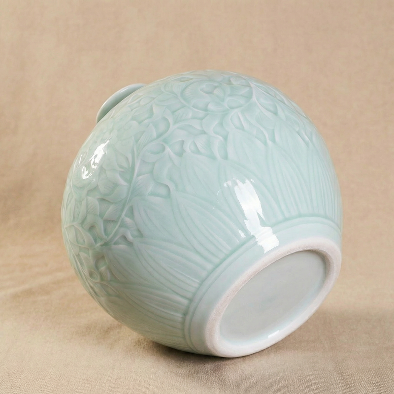 Vase porcelaine céladon vert tendre forme grenade motifs floraux paysagers détail dessous