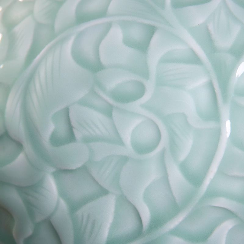 Vase porcelaine céladon vert tendre forme grenade motifs floraux paysagers détail matière