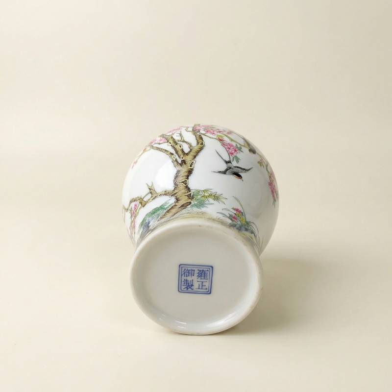 Vase porcelaine motifs fleurs de prunier blanc détail bas