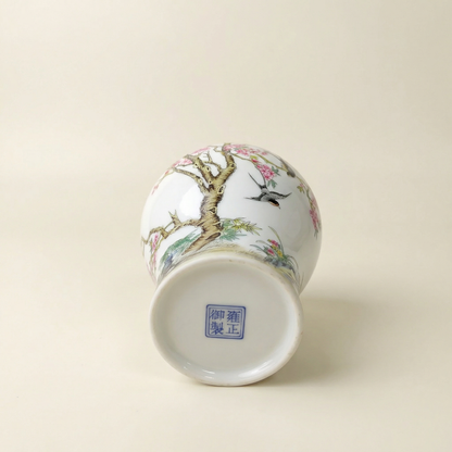 Vase porcelaine motifs fleurs de prunier blanc détail bas