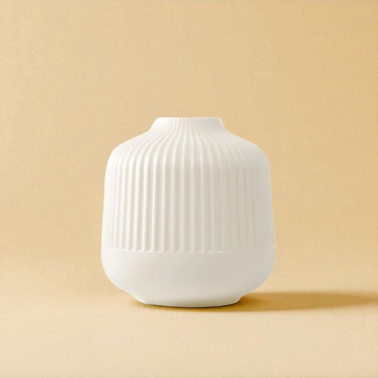 Vase strié conique blanc